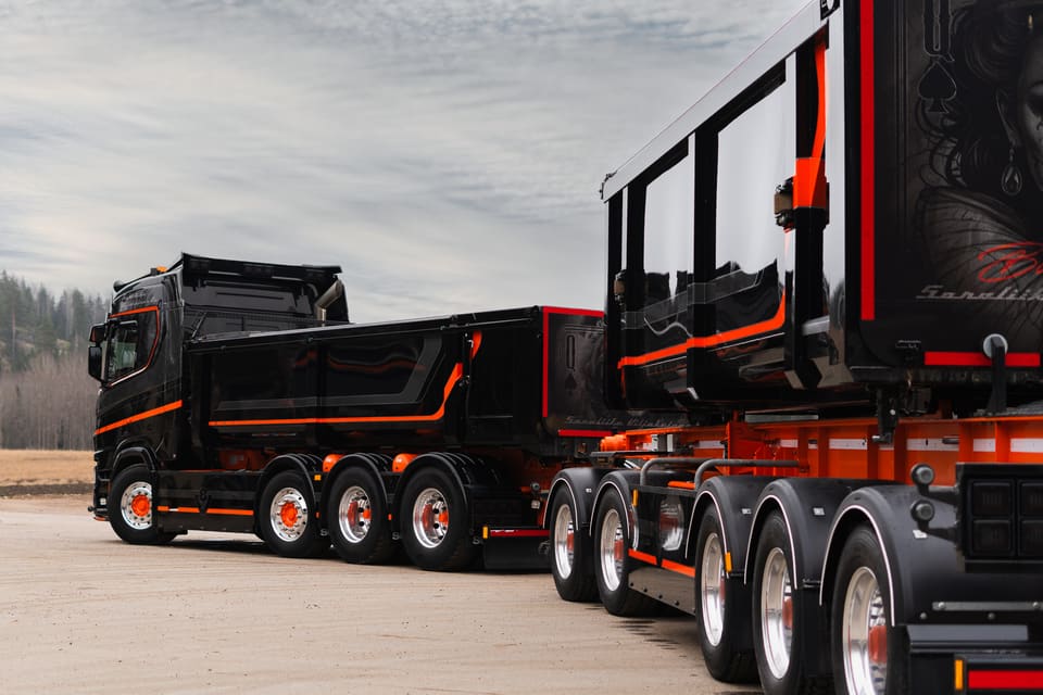 Kuorma-autokalustoa työympäristössä