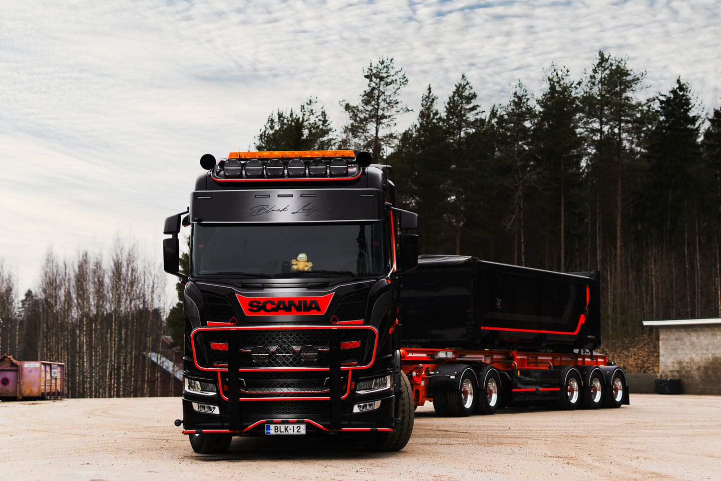 Musta kuorma-auto UAKK:n verkkokoulutusten visuaalisena pääkuvana