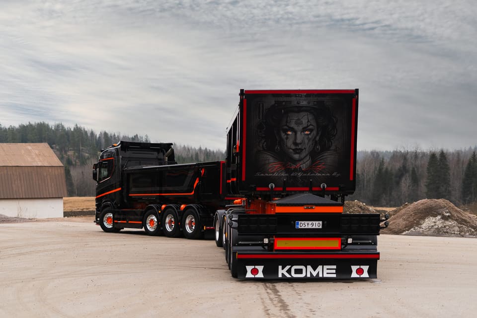 Kuorma-auto ja perävaunu ammattipätevyyskoulutusten visuaalina