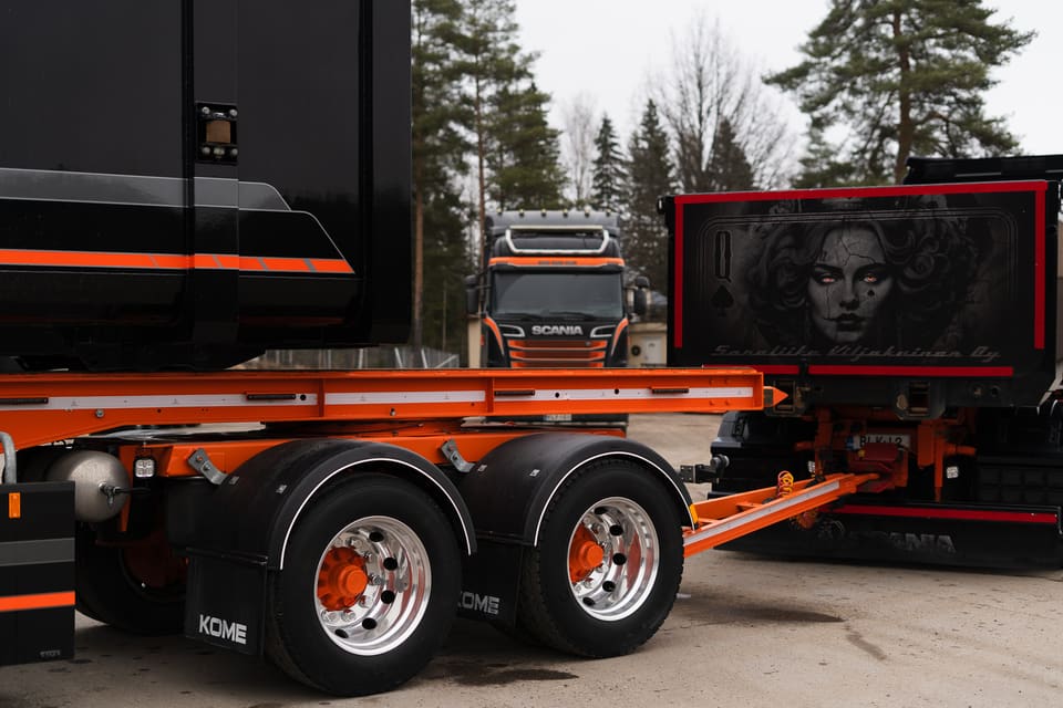 Kuorma-auto piha-alueella